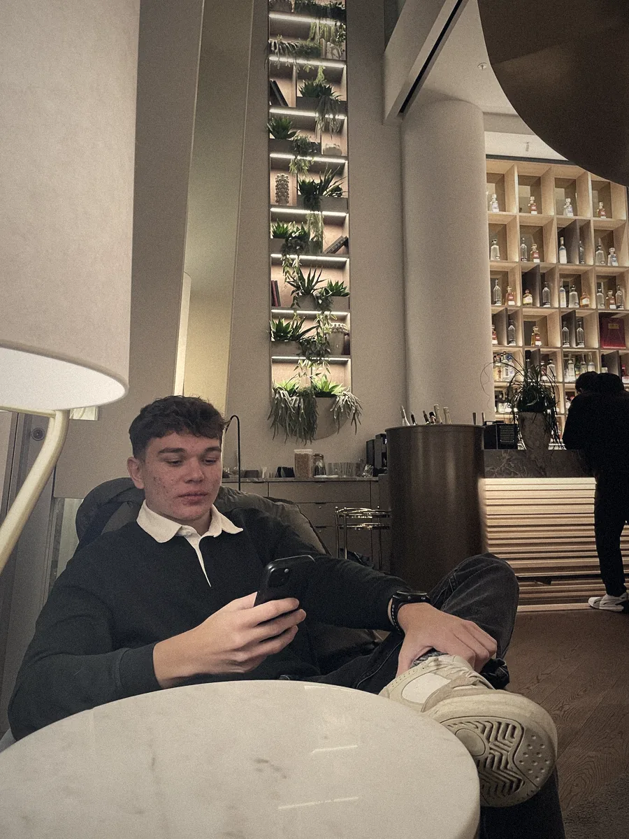 Marcel entspannt in einer Hotel-Lounge